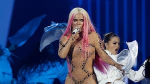 Karol G sorprendió a niños de una clínica de Medellín con una visita cargada de regalos y emociones