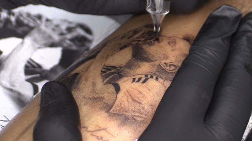 La fiebre por los tatuajes con la cara de Messi escala sin control en Rosario