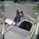 Video: joven caminaba por una acera y un hueco “se lo tragó”