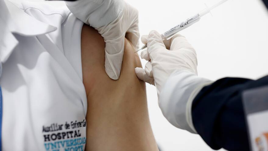 Sigue monitoreo a voluntarios en ensayo clínico de vacuna de Janssen