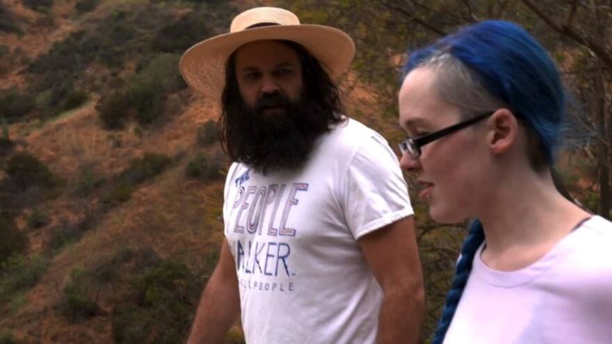 Paseadores de gente, remedio a la soledad urbana en Los Ángeles