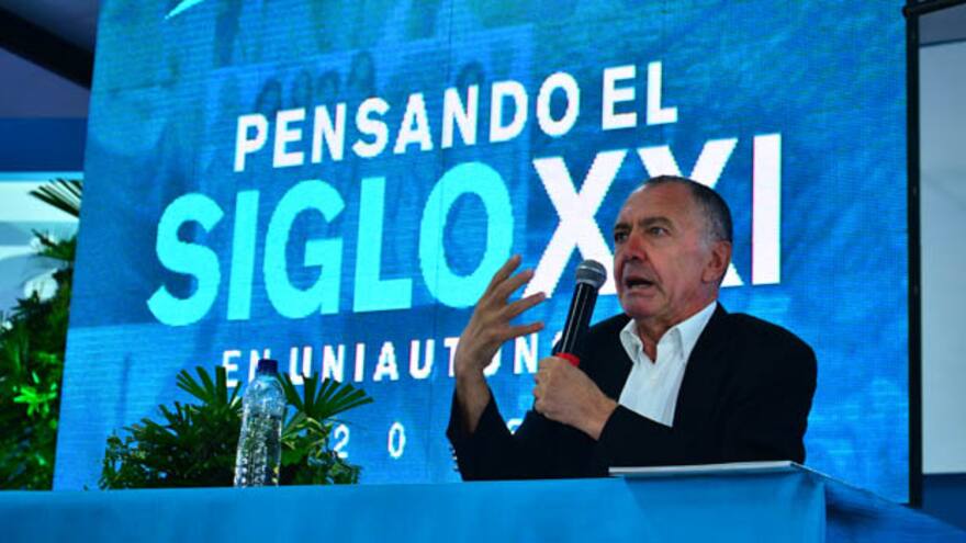 'Somos la era individualista, que privilegia el consumo': Lipovetsky