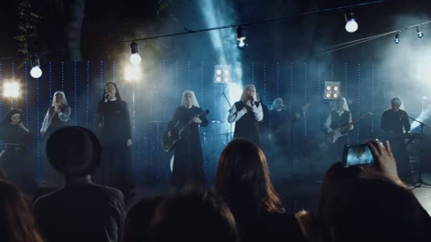 Las 11 monjas que le cantan a Dios a ritmo de rock