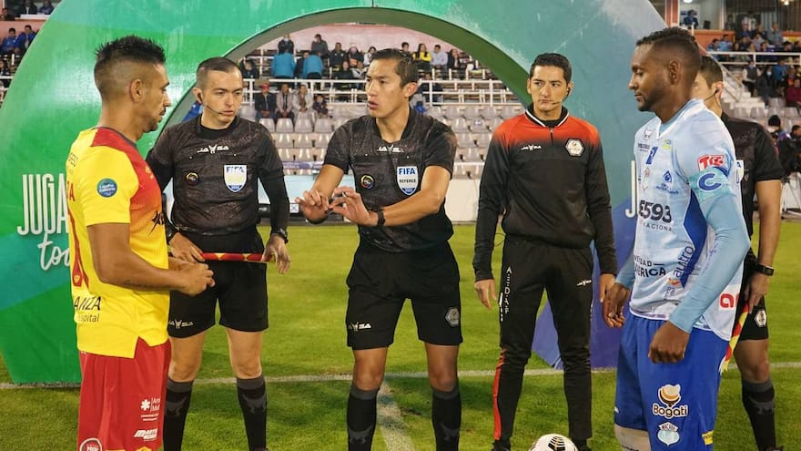 Árbitros del fútbol ecuatoriano paralizan sus actividades por agresión a un juez