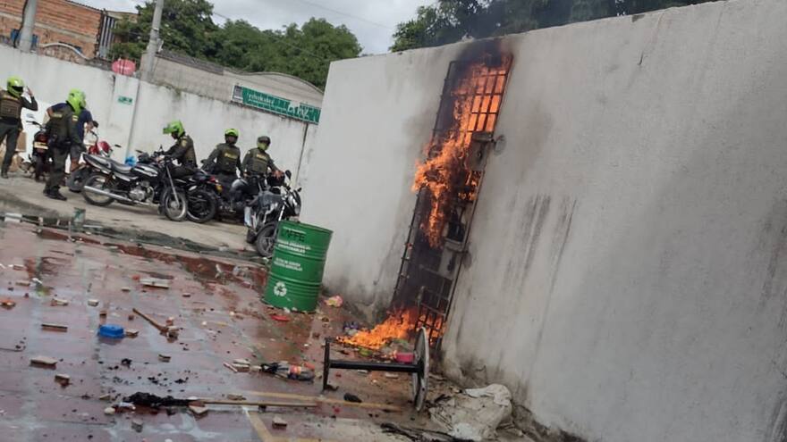 Intento de amotinamiento: presos en Estación de Policía queman elementos