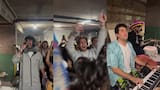 Jóvenes se hacen virales cantando “I Will Survive” en refugio antiaéreo en Tel Aviv disfrazados de Nicolás Maduro