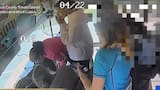 Video: estudiantes detuvieron el bus escolar tras desmayo de la conductora