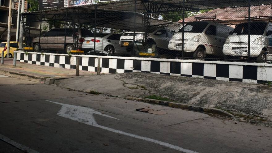 Sujetos ingresan a parqueadero, amordazan a vigilante y roban tres camionetas