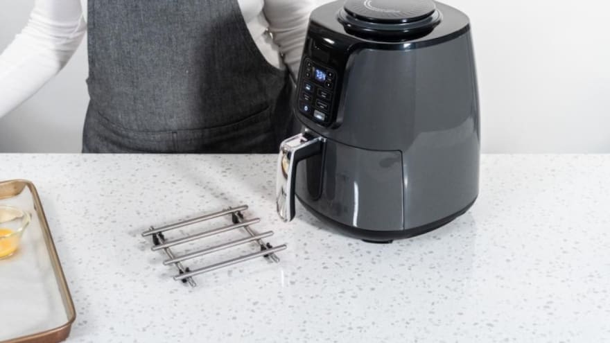 El truco casero para eliminar el olor a comida de la freidora de aire