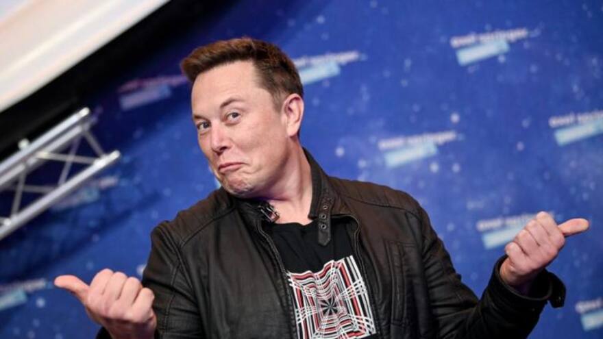 Estos son los curiosos objetos que tiene Elon Musk en su mesa de noche