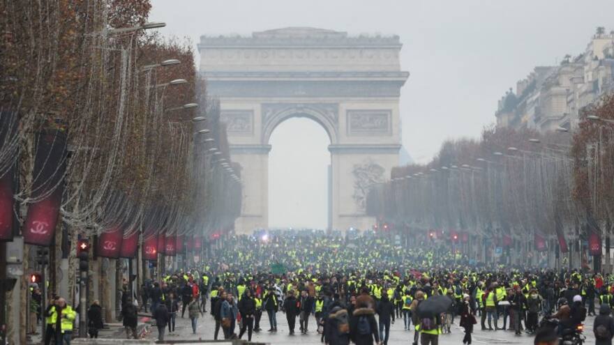 Las protestas de los “chalecos amarillos” de París en diez imágenes
