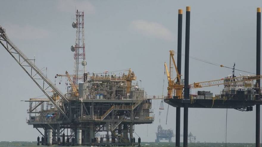 Desplome de los precios del petróleo por incertidumbre sobre nueva variante de la covid-19