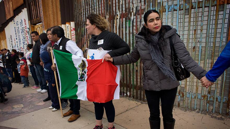 Forman 'muro humano' en frontera contra política migratoria de Trump