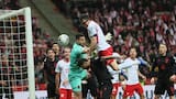 Un cabezazo de Lewandowski y un golazo de Zielinski salvan a Polonia
