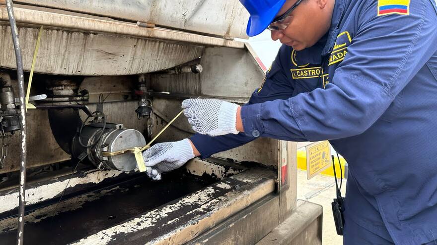 ARC ‘Simón Bolívar’ recibe el cargue de diesel marino más grande de la Armada