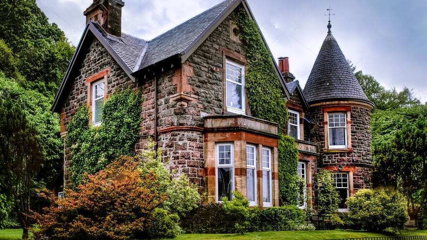 Ofrecen salario de $15 millones a niñera para trabajar en una casa embrujada