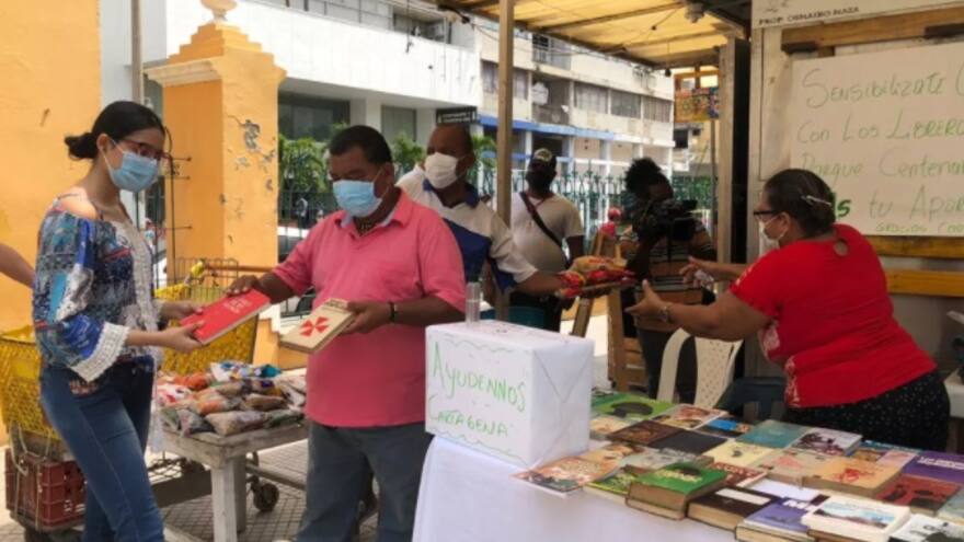 Libreros de Cartagena cambian comida por libros