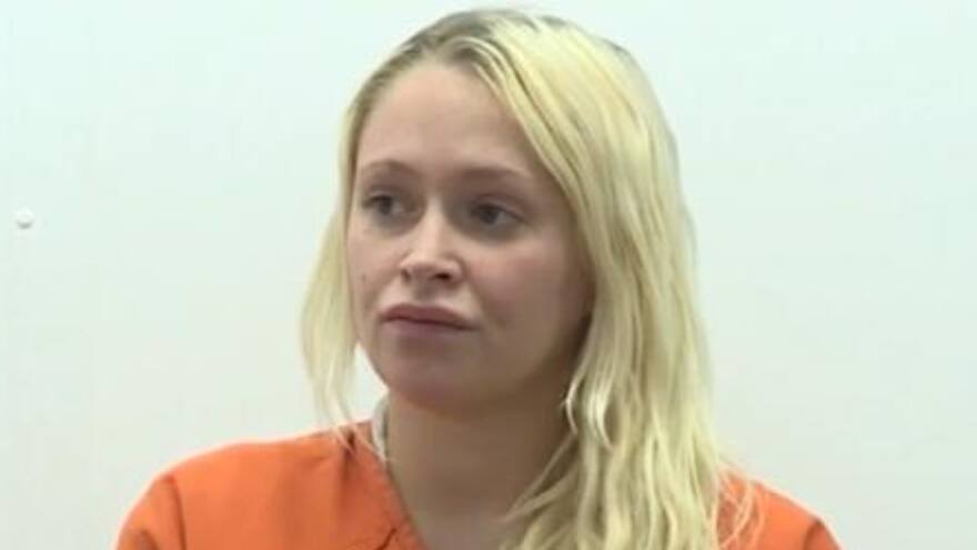 Conejita de Playboy acepta que mató a su novio de 71 años con un bate de béisbol