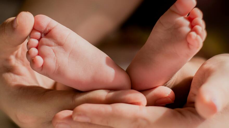 Juez en Bogotá reconoce doble maternidad en caso de gestación subrogada