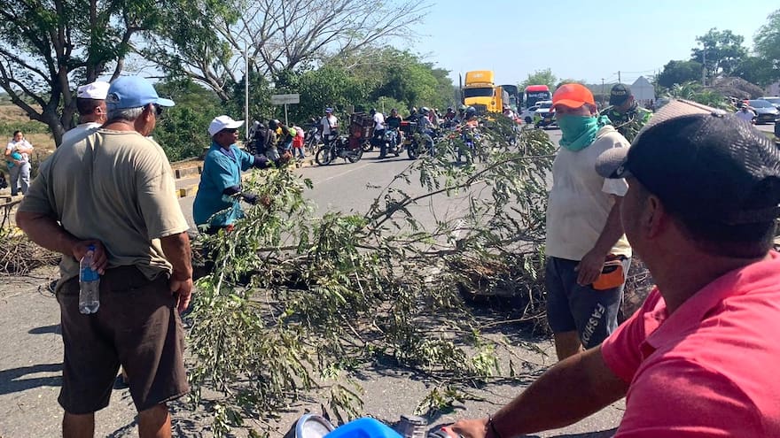 Bloqueo en la Troncal de Occidente: comunidad protesta por la falta de suministro de agua potable en Sucre