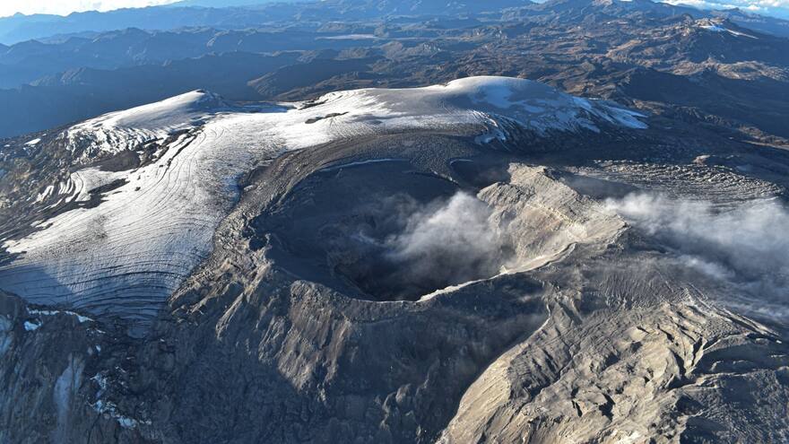 Nevado del Ruiz: evacúan zonas aledañas; Petro insta a preparar protocolos