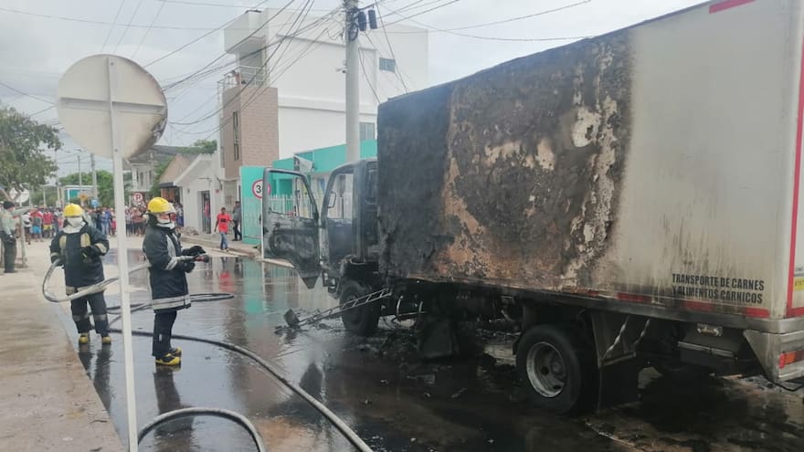 Furgón se incendió tras presunto corto circuito en Sabanagrande