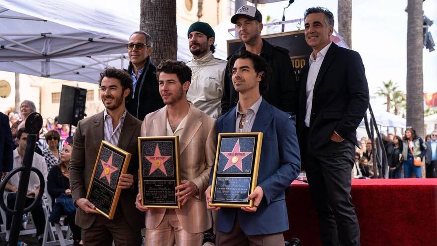 Los Jonas Brothers tienen su estrella en Hollywood y lanzarán nuevo disco