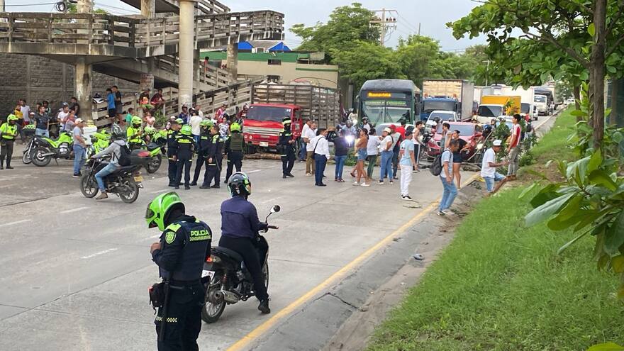 Largas filas de vehículos por nuevo bloqueo en la Circunvalar