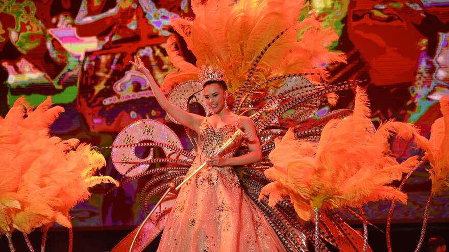 Apoteósica coronación de los reyes Natalia y Sebastián