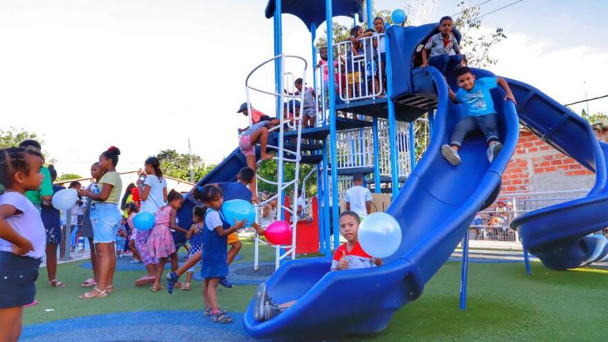 Gobernación entregó parque y cancha múltiple en Santa Cruz, Luruaco