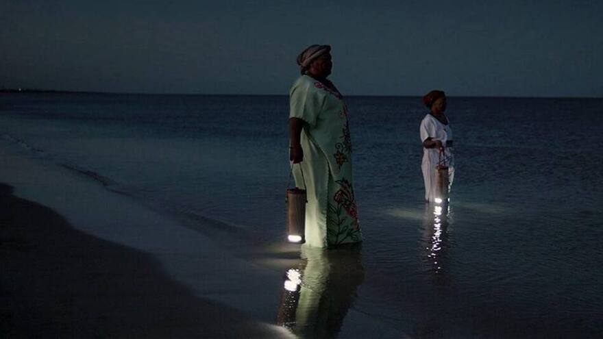 Colombiano diseña lámpara que ilumina 45 días con medio litro de agua salada