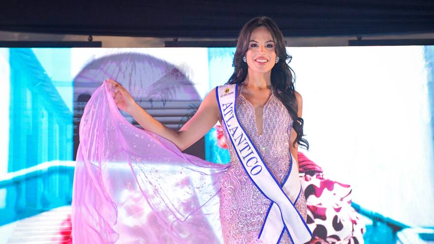 Andrea Romero recibe la banda para representar al Atlántico en Miss Mundo