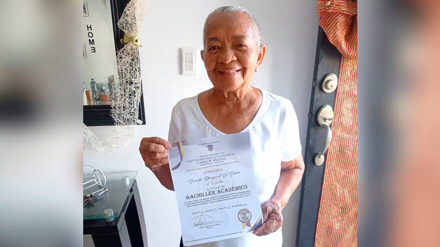 Los sueños se cumplen: abuela en Carlos Meisel se graduó a los 83 años