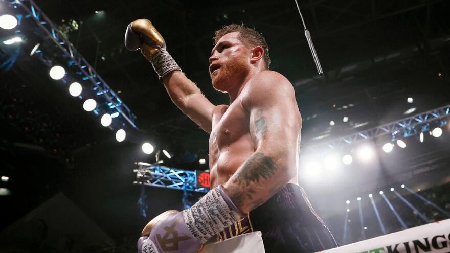 ‘Canelo’ Álvarez vence por decisión unánime a Charlo y retiene sus títulos