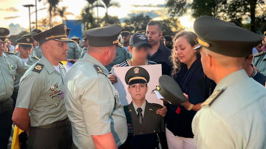 Así despidieron al intendente Fredy Leal, el uniformado fallecido en medio del intento de robo en una joyería en Bucaramanga