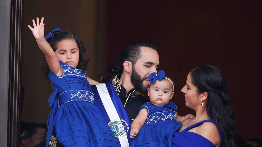 Hija de Bukele le roba una pizca de protagonismo a su padre en investidura salvadoreña
