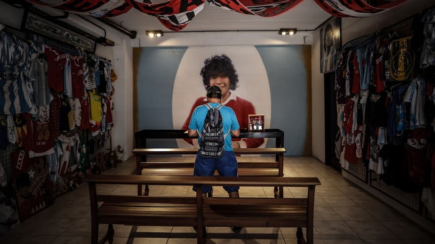 Un año después de su muerte, a Maradona lo siguen venerando