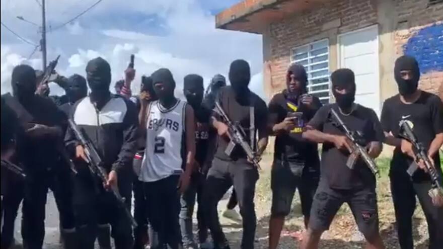En video: encapuchados con armas largas 'patrullan' barrios de Buenaventura