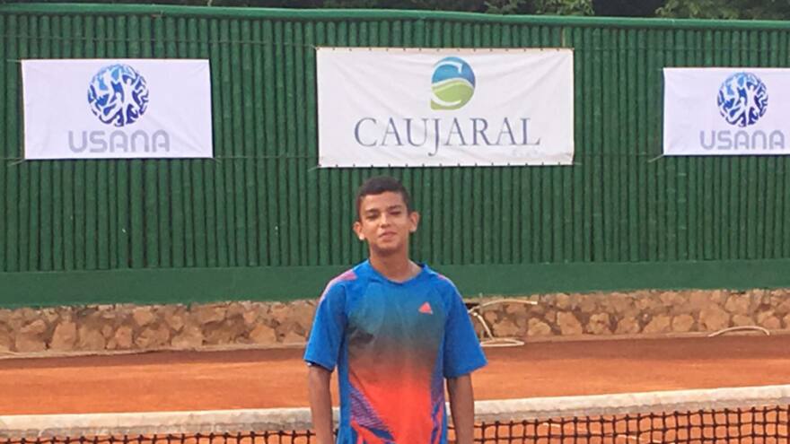 ‘Santi’ Rueda, a paso firme en torneo de tenis del Caujaral