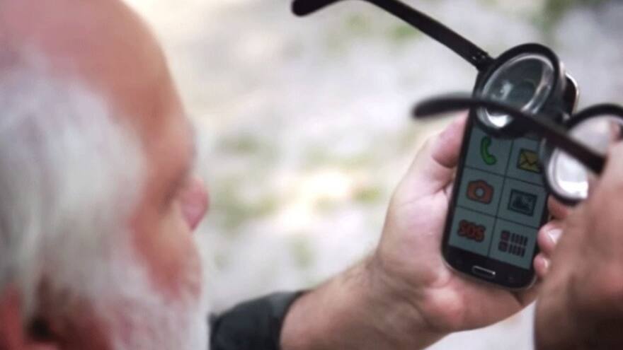 Abuelo dice ‘por favor’ y ‘gracias’ cuando busca algo en YouTube