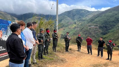 Video | Así fueron recibidos los cinco policías liberados este lunes: habían sido secuestrados en el Catatumbo por el ELN
