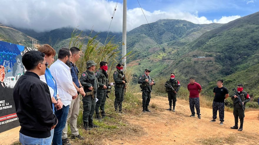 Video | Así fueron recibidos los cinco policías liberados este lunes: habían sido secuestrados en el Catatumbo por el ELN