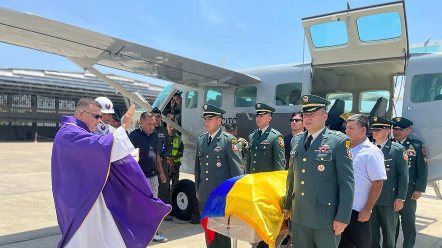 Con honores reciben a sargento barranquillero fallecido en accidente en Chocó
