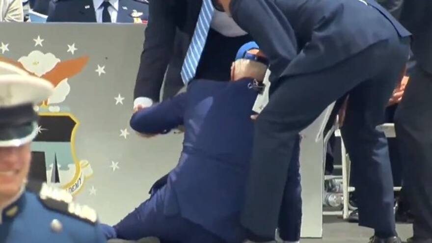 Estados Unidos: Joe Biden sufrió una caída durante ceremonia de graduación militar