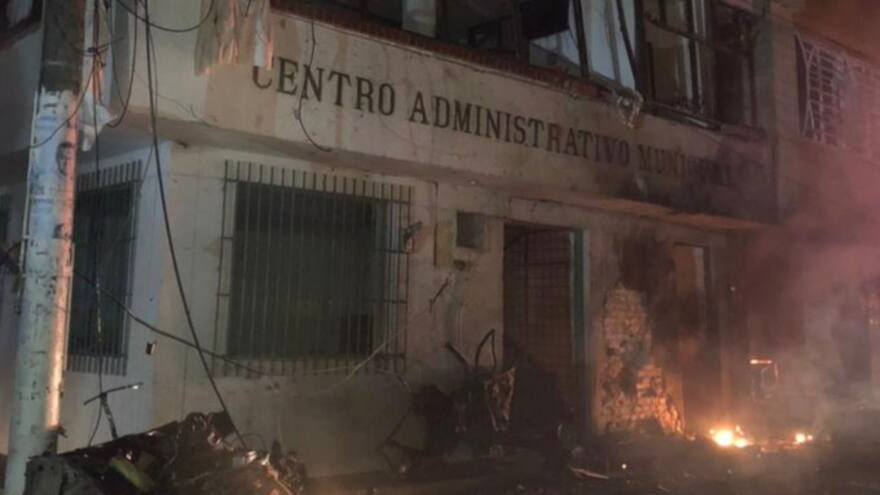 Atentado con carro bomba destruye la sede de la Alcaldía de Argelia, Cauca