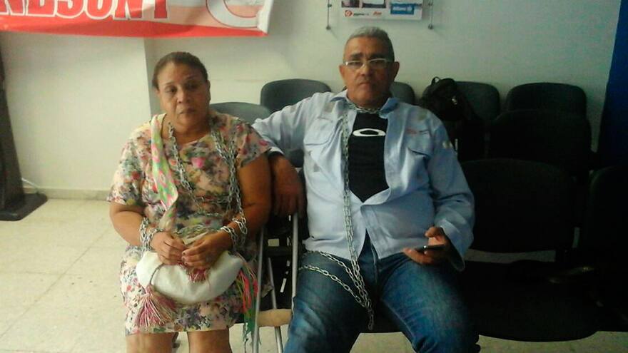 Extrabajador de la Drummond se encadena a IPS para exigir atención médica