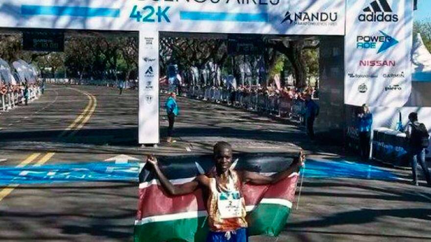 Keniano gana maratón de Buenos Aires y marca récord