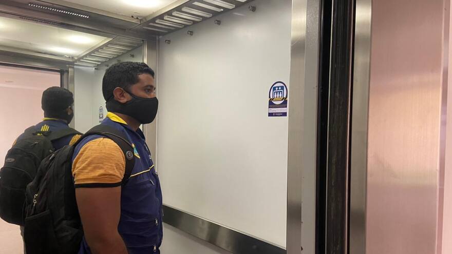 Dos muertos al desprenderse ascensor en edificio de Cartagena