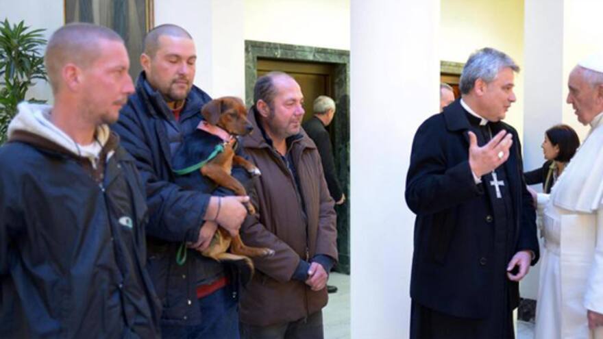 El papa invita a misa y a desayunar a cuatro vagabundos por su cumpleaños