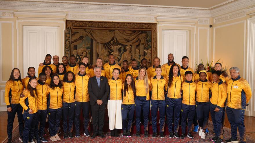 MinDeporte entrega Pabellón Nacional a atletas que van a Juegos Panamericanos